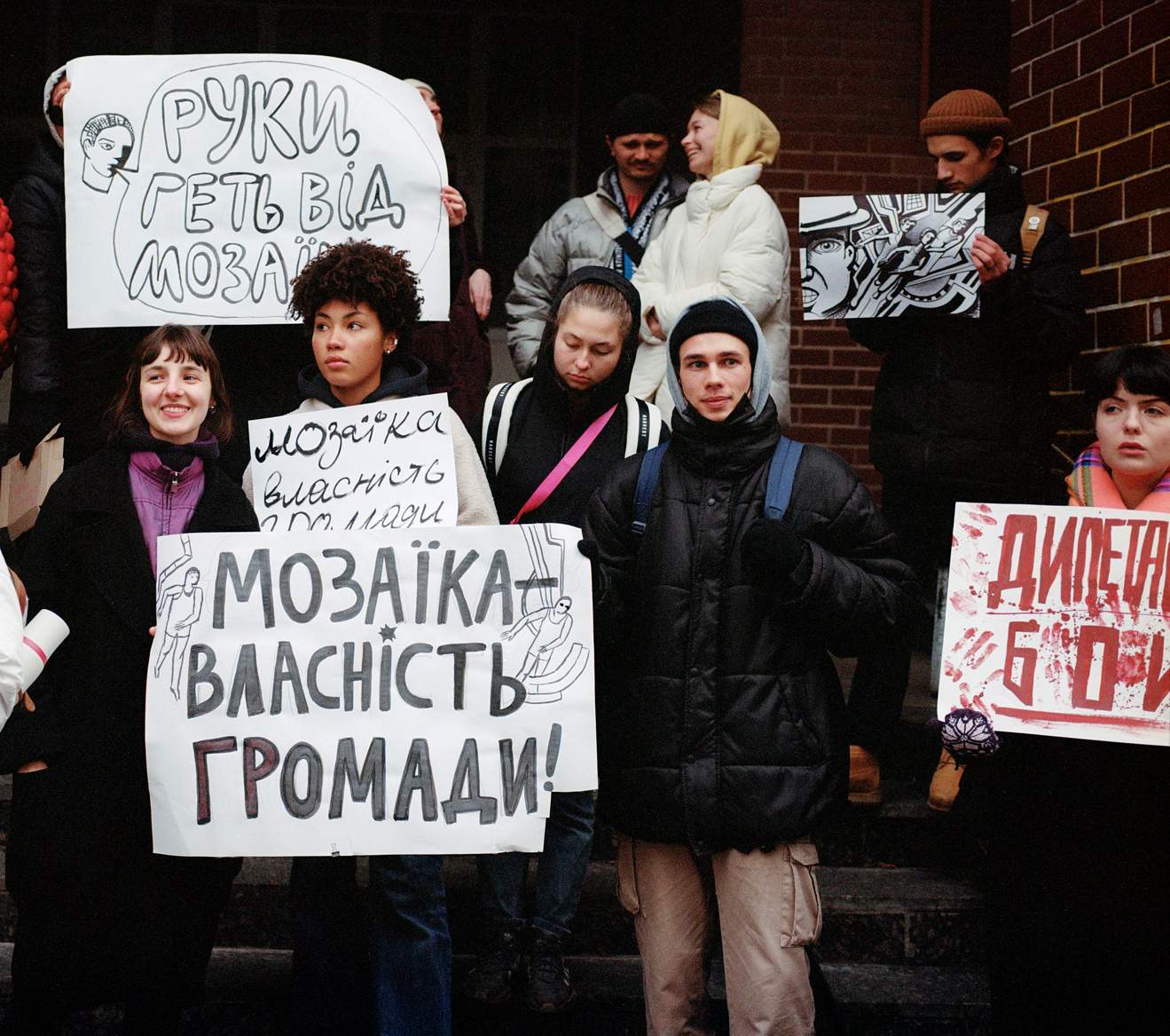 ukrainian_modernism_members_peaceful_protest_against_ruining_mosaics_crop02.jpg