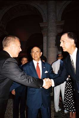 Lewis M Eisenberg (centre), the US ambassador to Italy