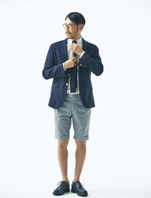 Jacket by Hackett London, shirt and tie by Drake’s, shorts by Tomorrowland, shoes by Paraboot, glasses by Eyevan 7285