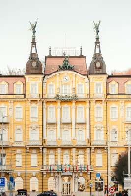 The Grandhotel Pacifik was built by Viennese architect Arnold Heymann in 1911