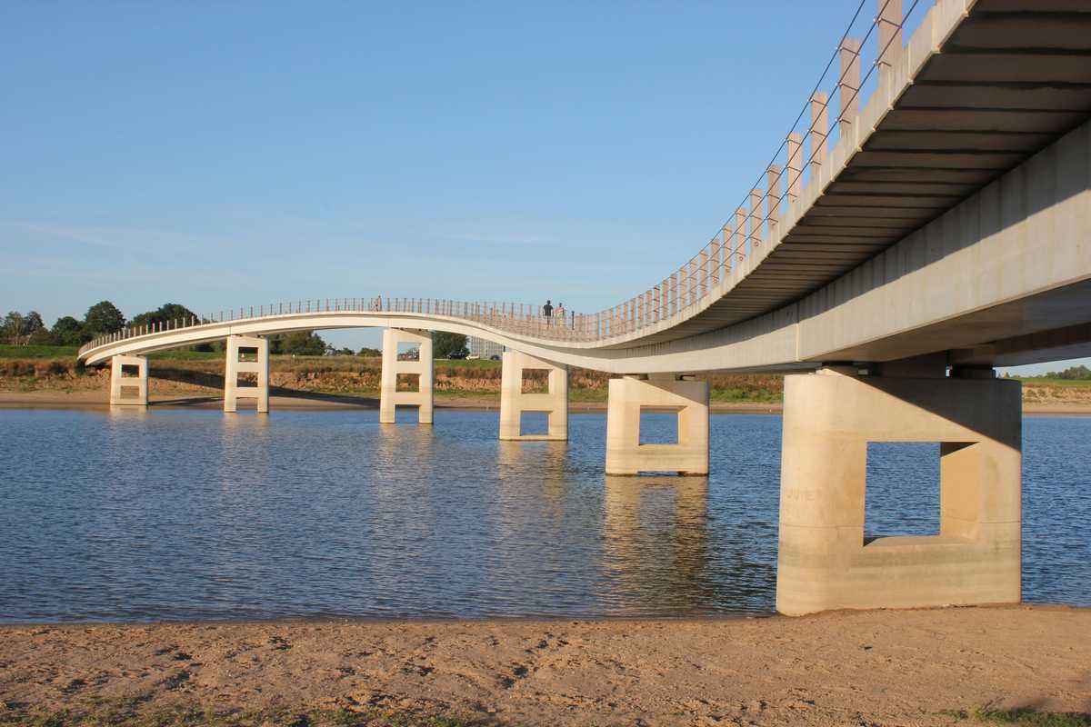 The undulating curves  of the Zalige Bridge