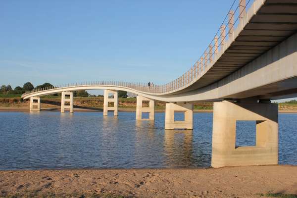 The undulating curves  of the Zalige Bridge