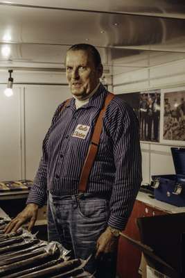 Stall owner ‘Aale Dieter’ (Eel Dieter) waiting for first customers 