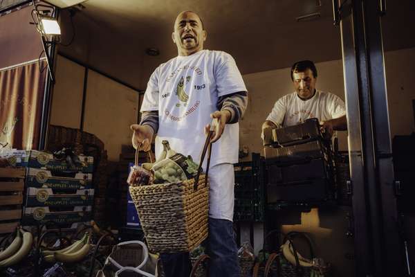 Selling giant fruit baskets for €10 