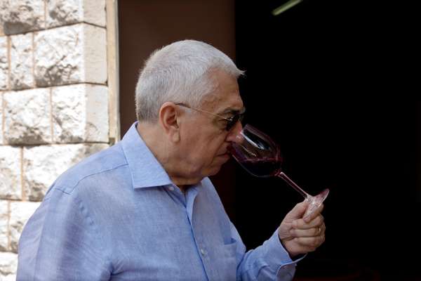 Serge Hochar tastes a red   