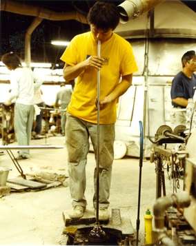 Glass blower at work in Shotoku’s Tokyo factory