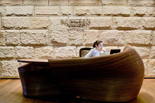 Bae Se Hwa’s walnut reception desk