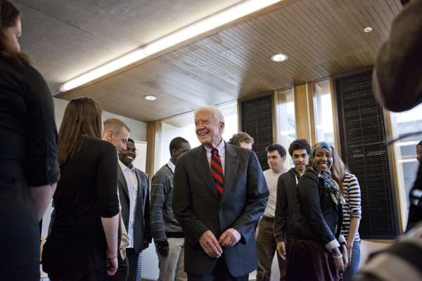Carter talks with trainees at a homeless charity in London