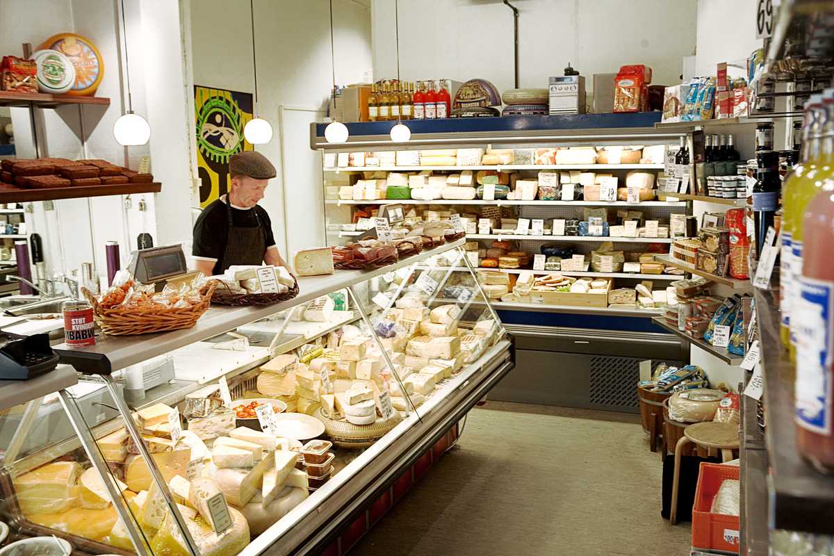 Helges Ost cheese counter