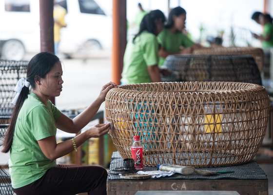 Weaving a rattan piece 