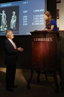 Jens and Edmeades rehearse in Christie’s auction hall