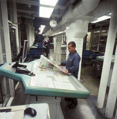 Examining a newly printed copy of ‘Folha’