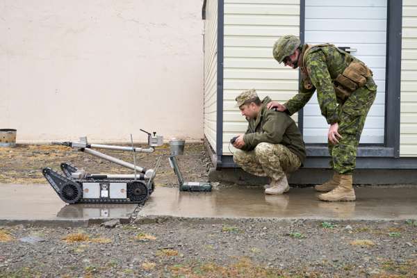 Teaching the workings of the iRobot 510 PackBot at the demining centre 