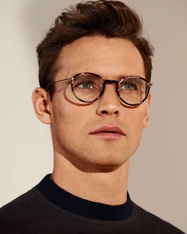 Short-sleeved pullover by Scye, glasses by Eyevan 7285