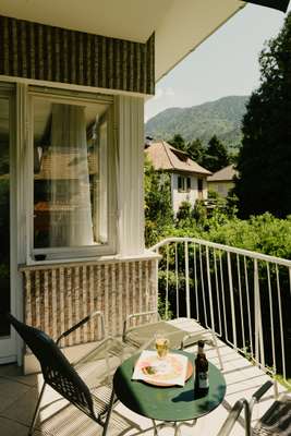 Manufakt table and ‘Spaghetti’ lounger from Bogen33