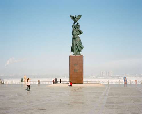 Bronze statue on Heihe waterfront