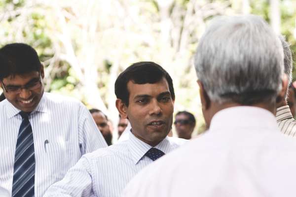 Nasheed meets fishery managers on an island in the North Thiladhunamathi Atoll