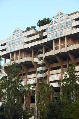 The façade is crowned with uniquely joined apartments