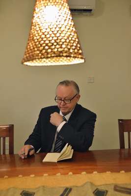 Finnish ex-president Martti Ahtisaari prepares for a breakfast meeting