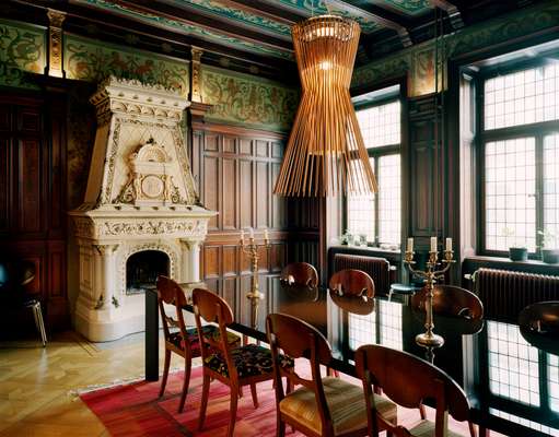 Collste’s dining room with the ceramic fireplace and Secto light 