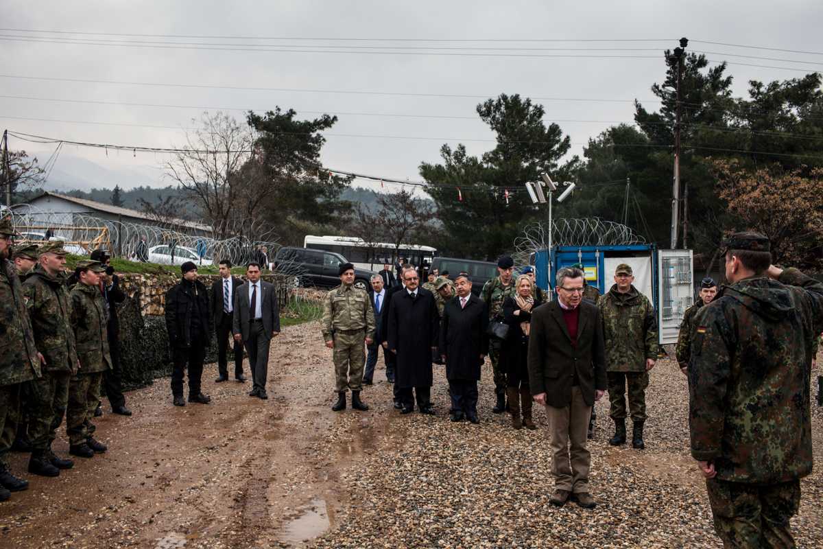 German defence minister Thomas de Maizière inspects troops