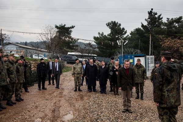 German defence minister Thomas de Maizière inspects troops