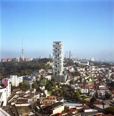 Panoramic view of the building in the bucolic neighbourhood of Alto da Lapa 