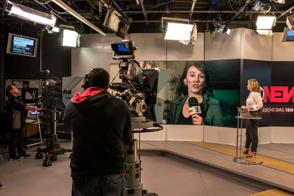 Live broadcast of a news show on GloboNews