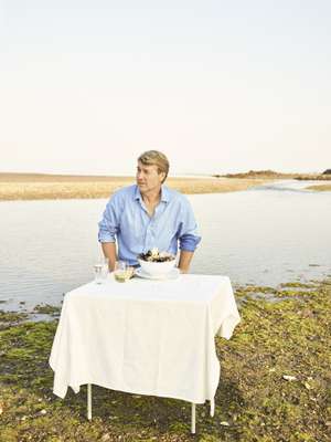 Richard Wiese eating in the great outdoors