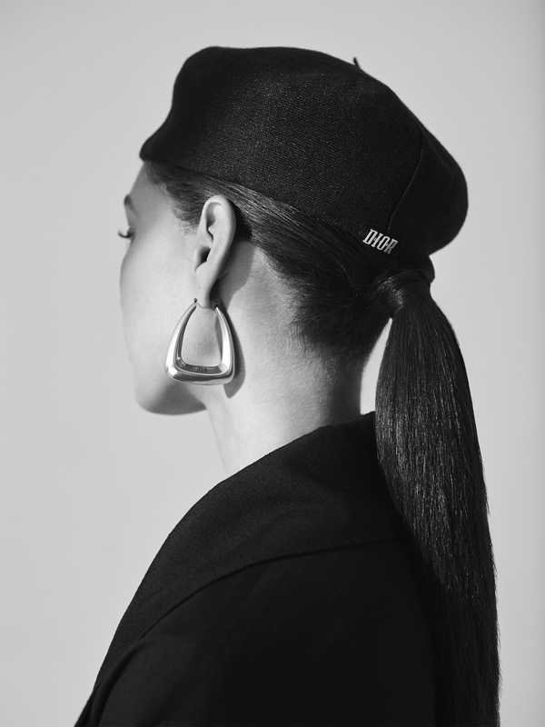 Dress by Jacquemus, beret and earrings by Dior