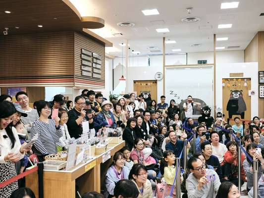 Fans at Kumamon’s office-cum-shop