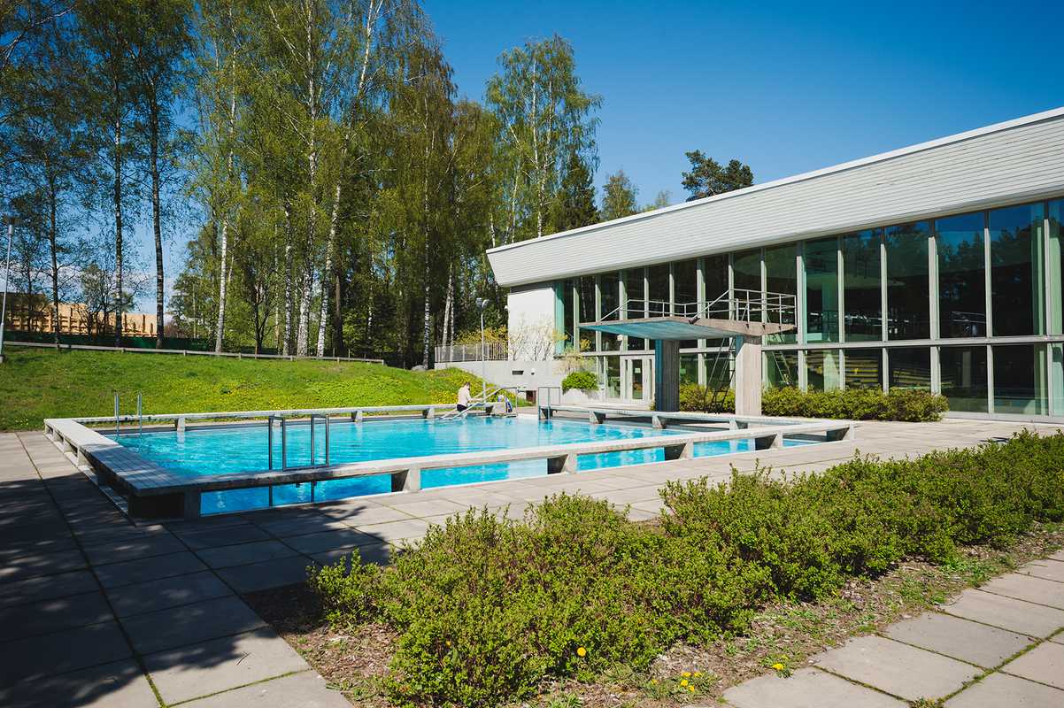Outdoor swimming pool in Tapiola