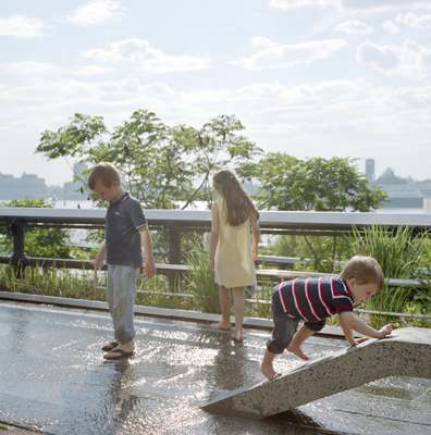 Children cooling down at the High Line