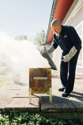 Sappi chef Timo Nylund smoking salmon