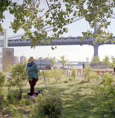 A pastoral painting scene in the Brooklyn Bridge Park