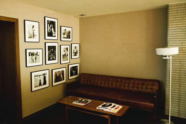 Office 1 (Andre Balazs' Properties, New York): Meeting couch and resting area