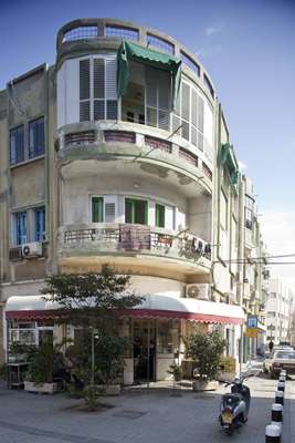 Miznon Avi, a corner restaurant