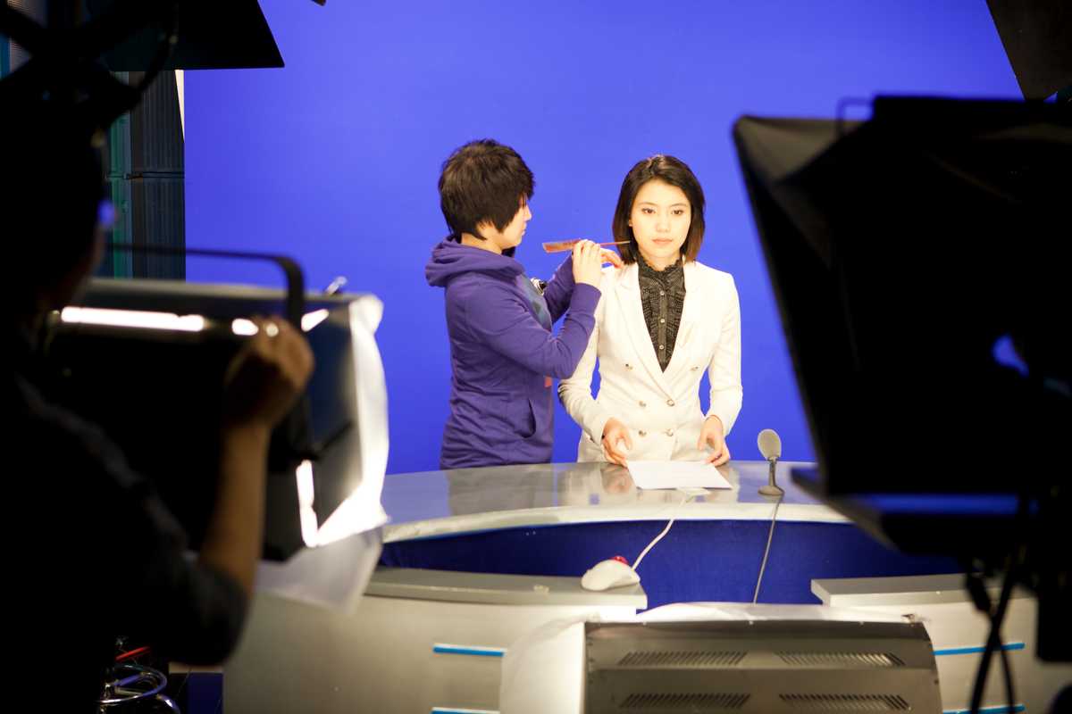 News anchor Nie Danyangzhi in TV studio
