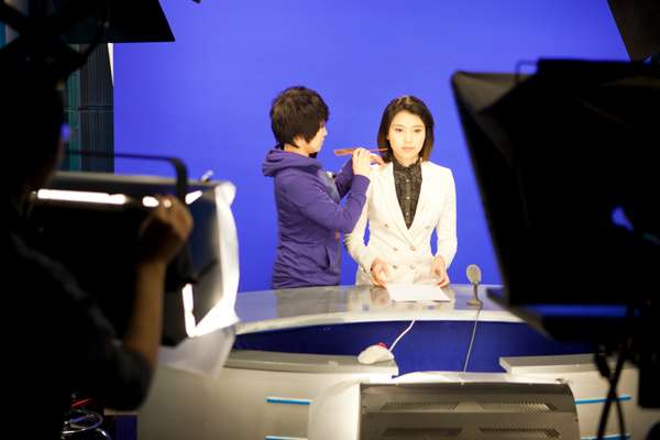 News anchor Nie Danyangzhi in TV studio