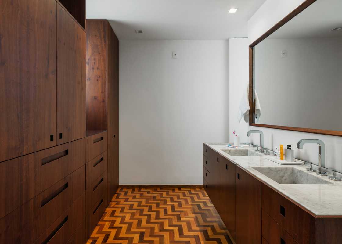 Pared-back bathroom