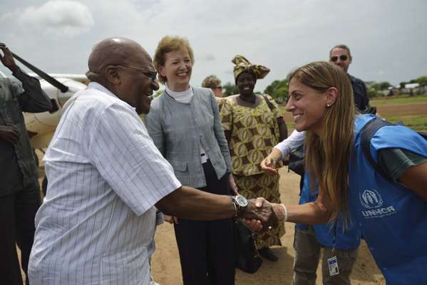 Desmond Tutu greets Maria Del Pilar of UNHCR at Doro airstrip