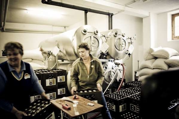 Two fräuleins prepare bottles for shipping