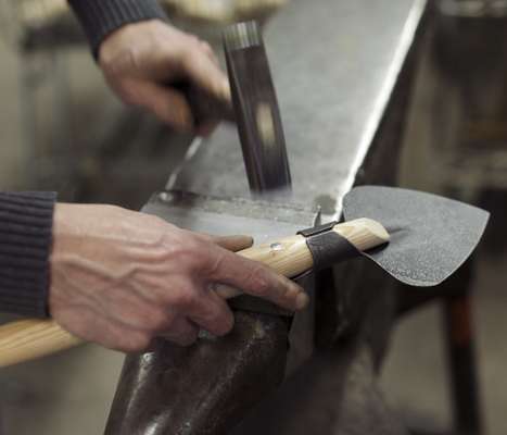 Fixing the handle to the head of a perennial planter