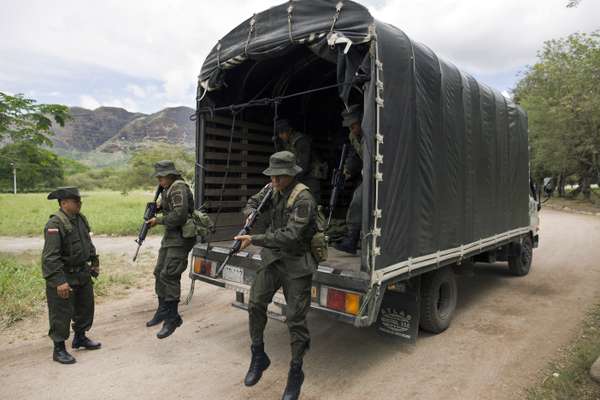 Learning how to disembark a truck in a fast, coordinated manner