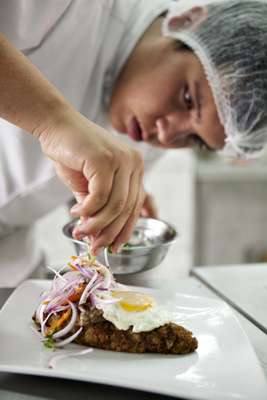 Student prepares traditional ‘tacu-tacu’