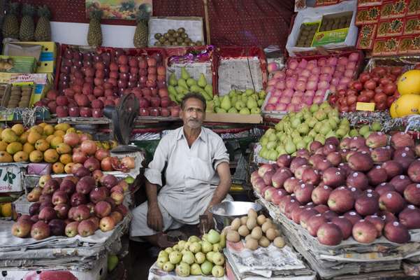 Fruit vendor, Old Delhi