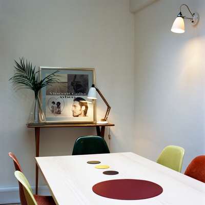 Office 4 (not to Scale, London): The meeting room with Eames chairs