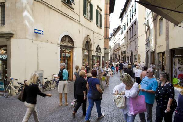 Shoppers on main shopping street via Fillungo