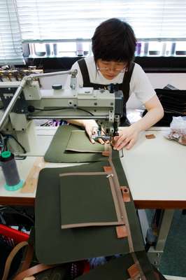 A machinist at the Inujirushi workshop