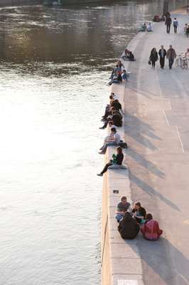 Promenaders by the canal